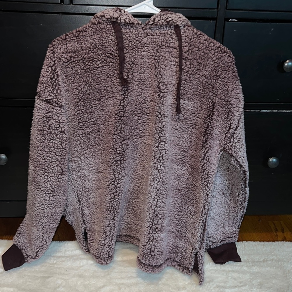 WOMENS SIZE MEDIUM FUZZY SWEATSHIRT
